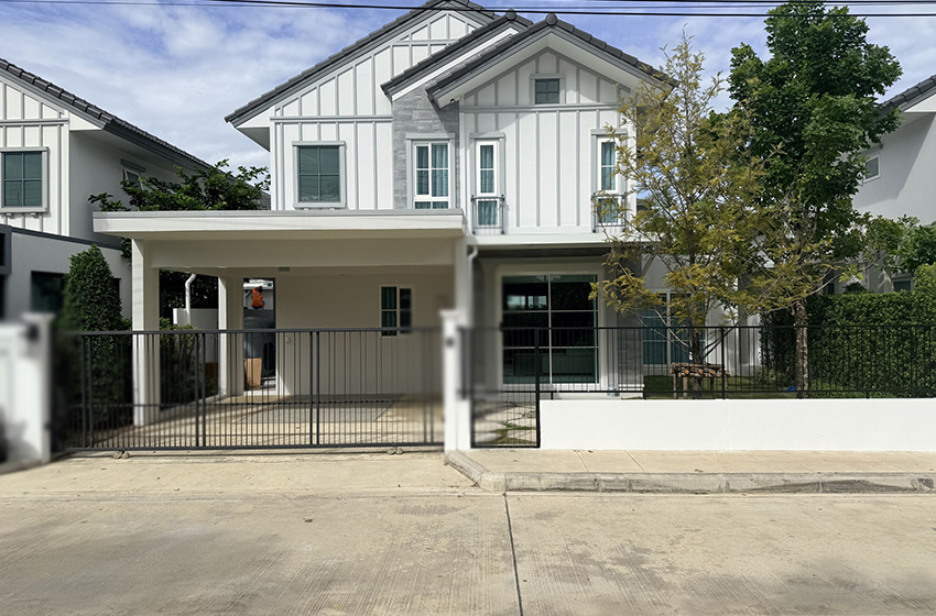 House with Shared Pool in Bangnatrad